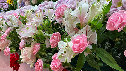 ラグジュアリーな祭壇やお花飾り